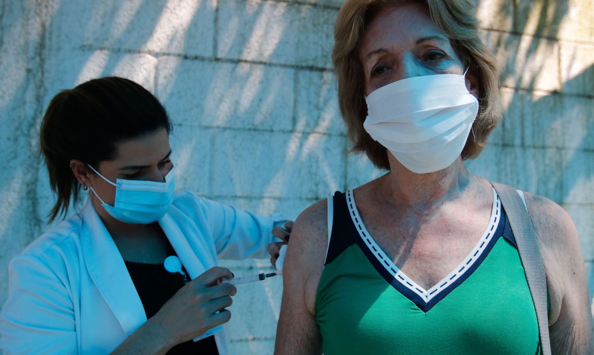 Veja lista oficial das 27 categorias que terão prioridade da imunização