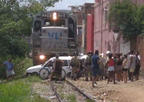 Vídeo: carro 'morre' em cima de ferrovia e é arrastado por trem 
