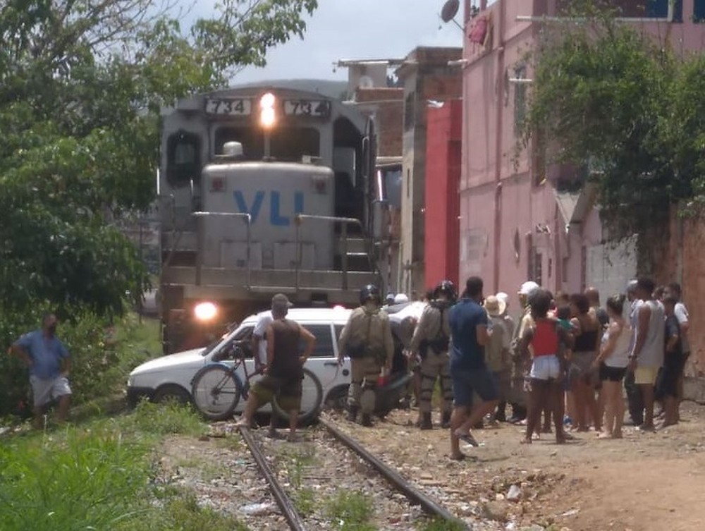 Vídeo: carro 'morre' em cima de ferrovia e é arrastado por trem 