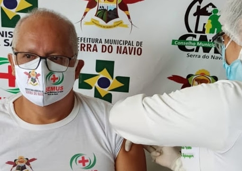 Crítico da Coronavac, secretário de saúde fura fila para tomar vacina no AP