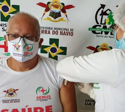 Crítico da Coronavac, secretário de saúde fura fila para tomar vacina no AP