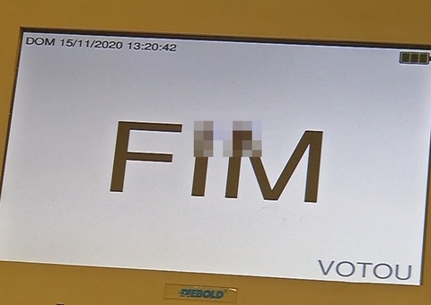 Idoso é preso após escrever número de candidato na tela da urna eletrônica