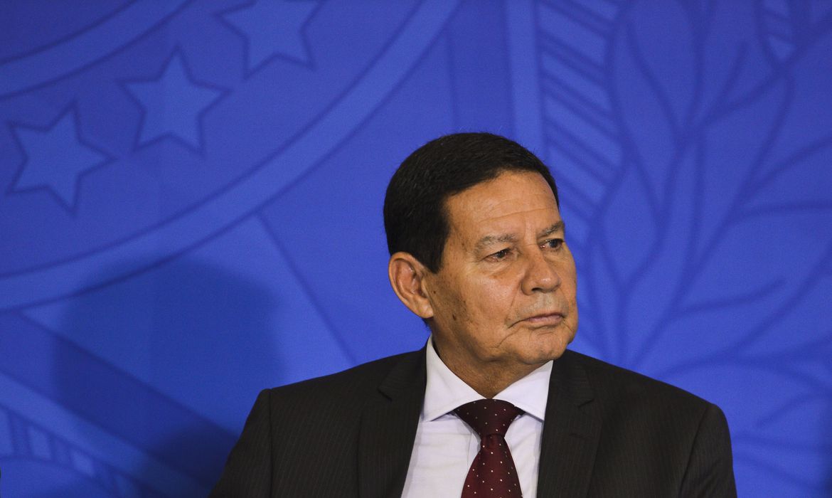 Mourão recebe alta após 12 dias afastado com Covid-19