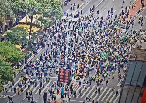 Grupo pró-Bolsonaro faz ato contra vacinação obrigatória em avenida