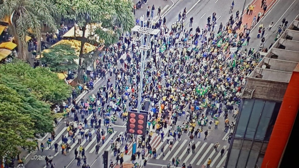 Grupo pró-Bolsonaro faz ato contra vacinação obrigatória em avenida