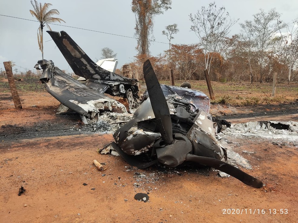 Avião boliviano explode após bater em poste na fronteira de Mato Grosso