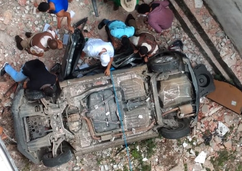 Advogado morre após carro despencar de 5 metros da garagem de prédio  		