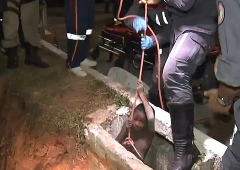 Criança é resgatada após três horas presa em bueiro