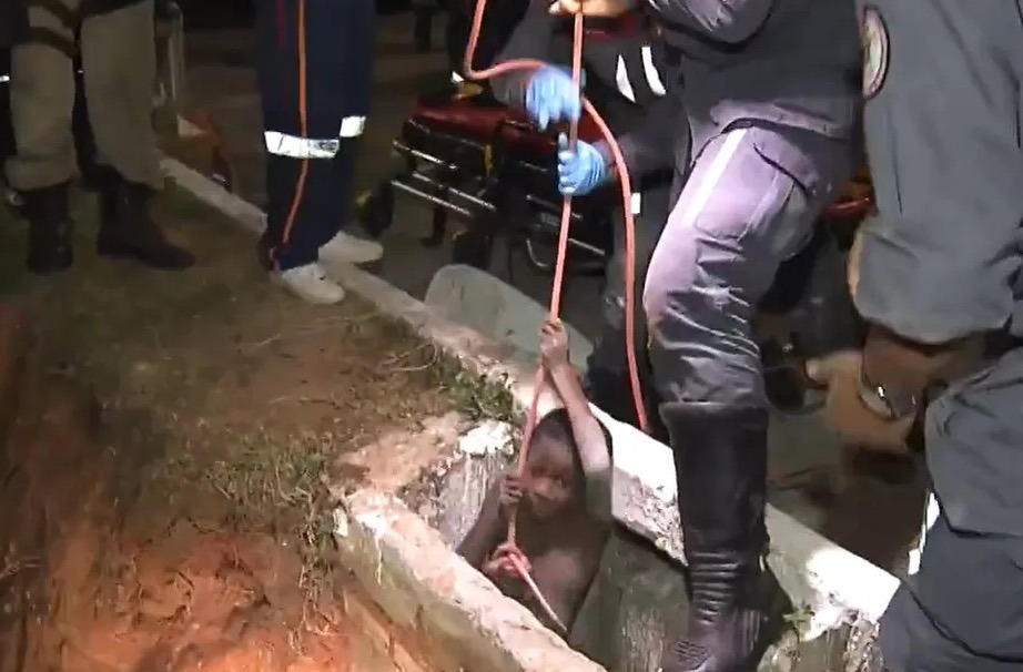 Criança é resgatada após três horas presa em bueiro