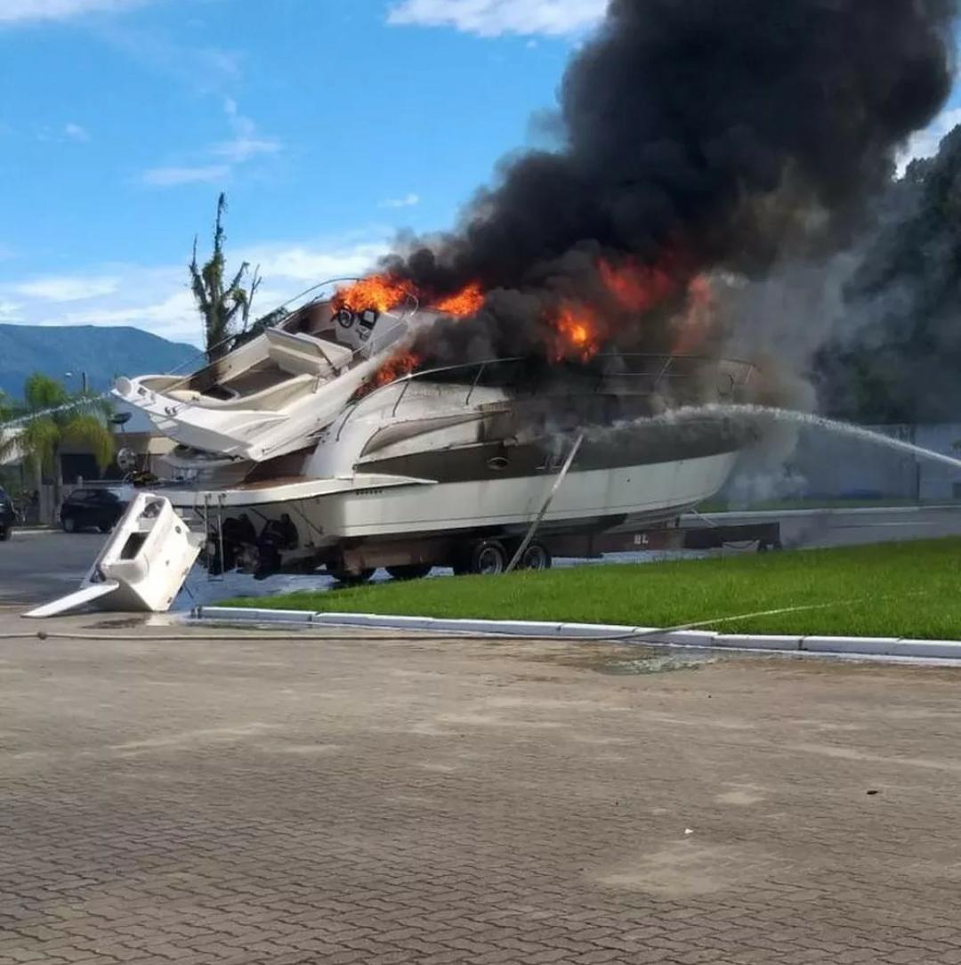 Explosão em embarcação causa incêndio e deixa três feridos 
