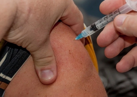 Sem doses para todos, vacinação contra a Covid-19 deve entrar em 2022