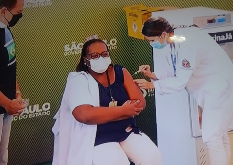 Primeira brasileira vacinada diz que não teve efeitos colaterais