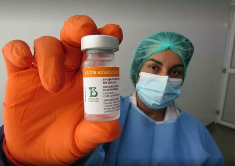 5,4 mil litros de insumo da vacina CoronaVac devem chegar a SP na quarta