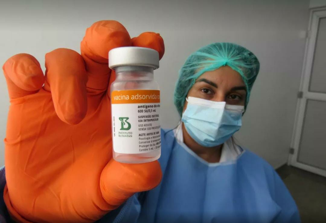 5,4 mil litros de insumo da vacina CoronaVac devem chegar a SP na quarta