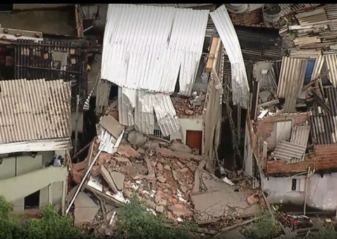 Prédio de 4 andares em construção desaba durante forte chuva