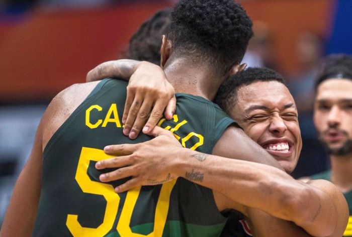 Brasil vence Canadá, enfrenta a Letônia no basquete e pode ir às quartas