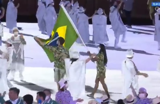Brasil desfila com delegação curta na abertura das Olimpíadas