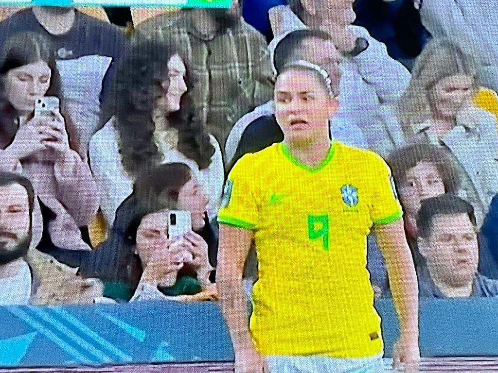 Debinha lamenta vacilo que custou liderança do Brasil