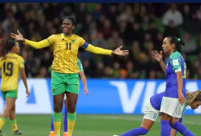 Brasil faz sua campanha mais decepcionante, e sonho de Marta acaba