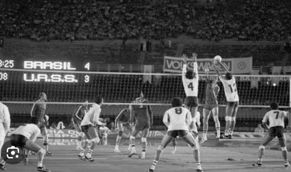 O vôlei do Brasil e da URSS derrotou a chuva no Maracanã há 40 anos