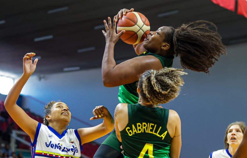 Brasil amassa Venezuela e fica perto da semi no basquete feminino do Pan