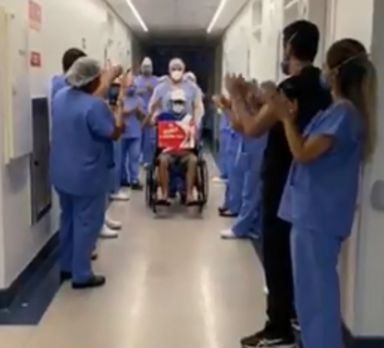 Em vídeo emocionante, Bráulio Bessa deixa hospital após vencer Covid-19