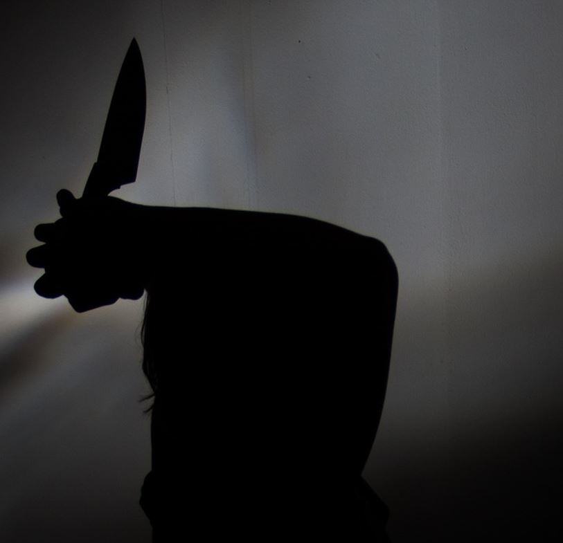 Filha é presa por tentar matar mãe a facadas no bairro Aparecida 