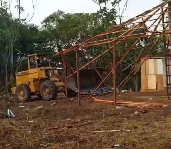 Barracos são demolidos durante reintegração de posse em Flores