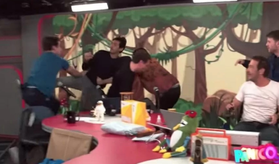 Apresentador e convidado trocam socos durante ‘Pânico’ ao vivo; vídeo