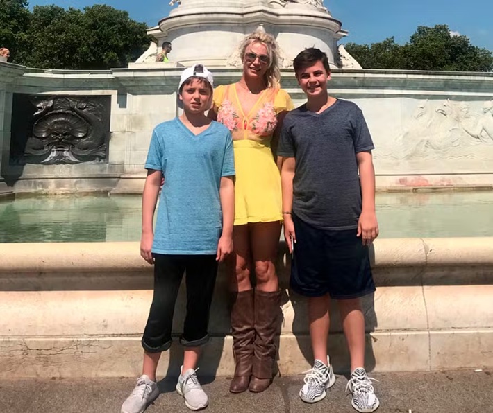 Ex diz que filhos flagraram Britney Spears os vendo dormir com faca na mão