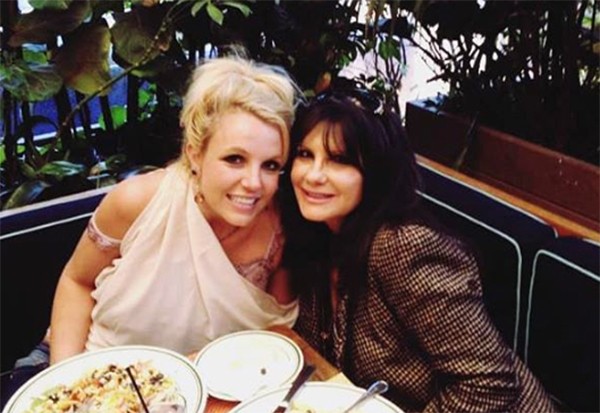  Britney se recusa a ver a mãe após fim da tutela, diz site