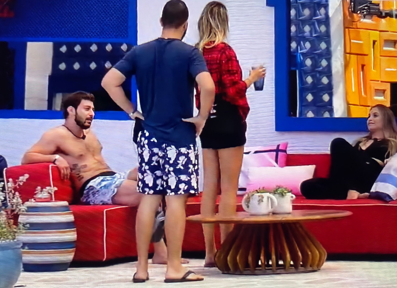 Carla faz mistério, enlouquece brothers e Gil confronta: ‘o que eu falei?'