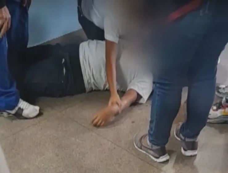 Grávida é espancada por colega até desmaiar dentro de escola; Veja vídeo