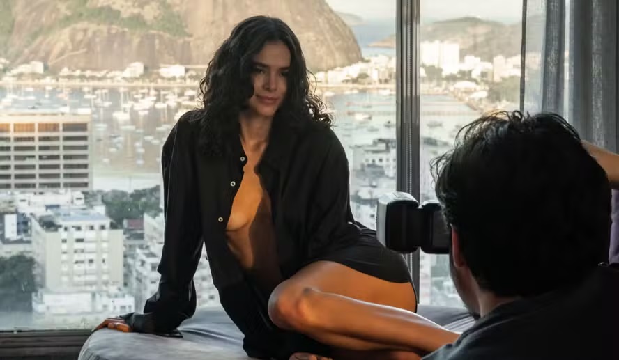 Bruna Marquezine estrela cenas quentes em série; fotos