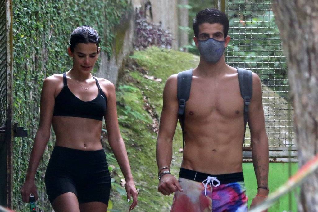 Sarados, Bruna Marquezine e Enzo Celulari são clicados em trilha no Rio