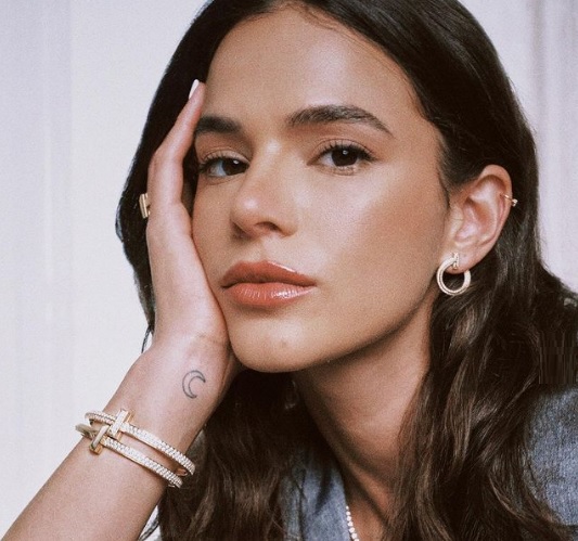 Bruna Marquezine aluga ilha privada com diária caríssima para aniversário; espia os detalhes