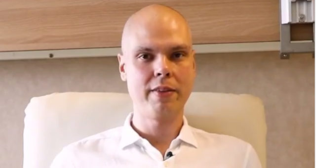 Líderes de 14 religiões fazem oração em frente a hospital para Bruno Covas