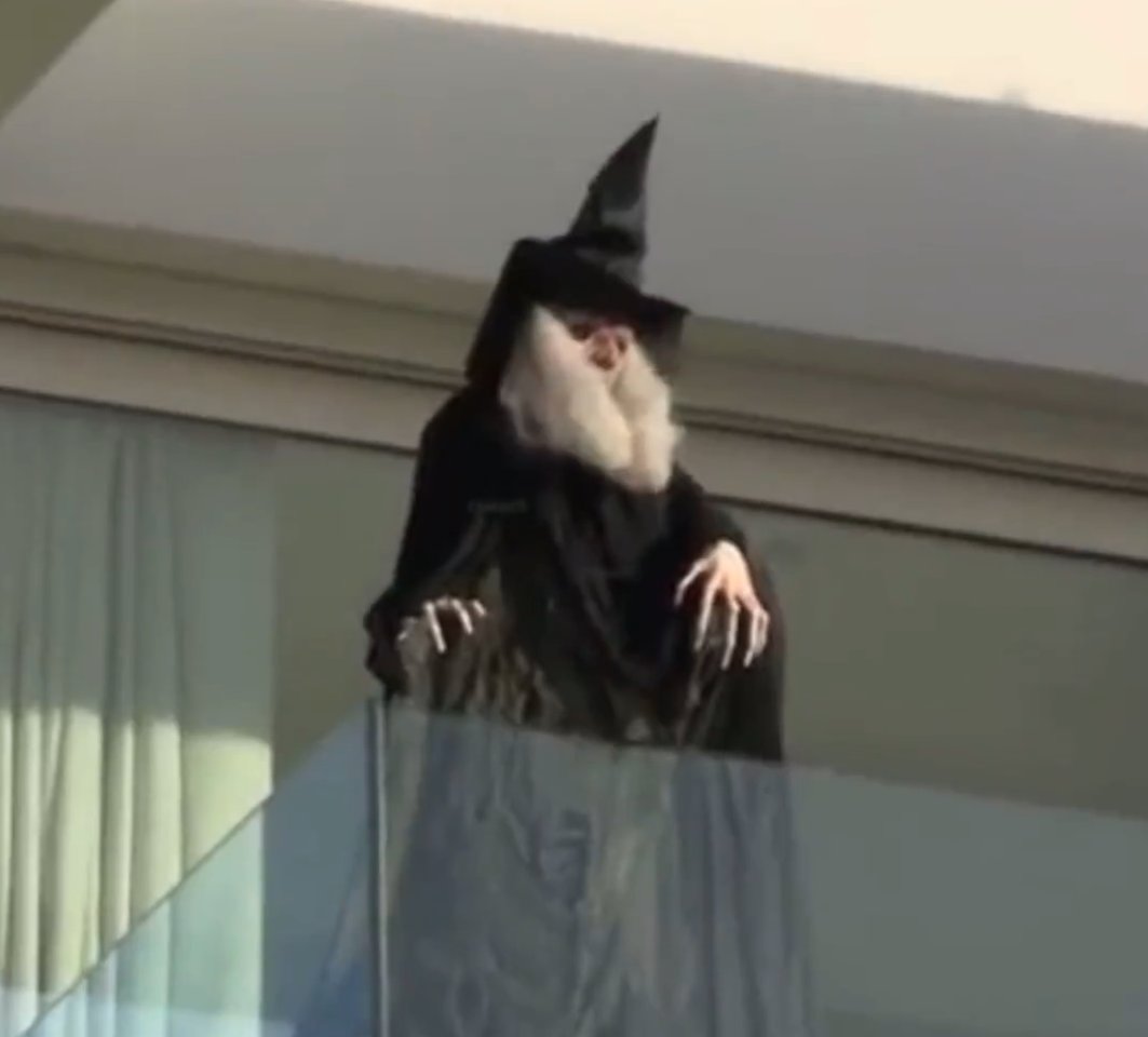 Fantasia de bruxa apontando para casa de ex-sogra é vista na varanda da residência de Shakira