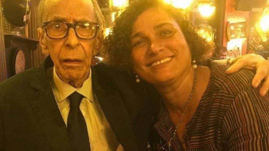 Viúva de João Gilberto é despejada de apartamento do músico pela Justiça no Rio
