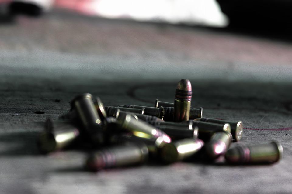 Homem é executado a tiros no meio da rua em Manaus