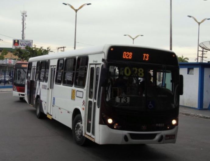 Novinhos tocam terror durante assalto a ônibus em Manaus 