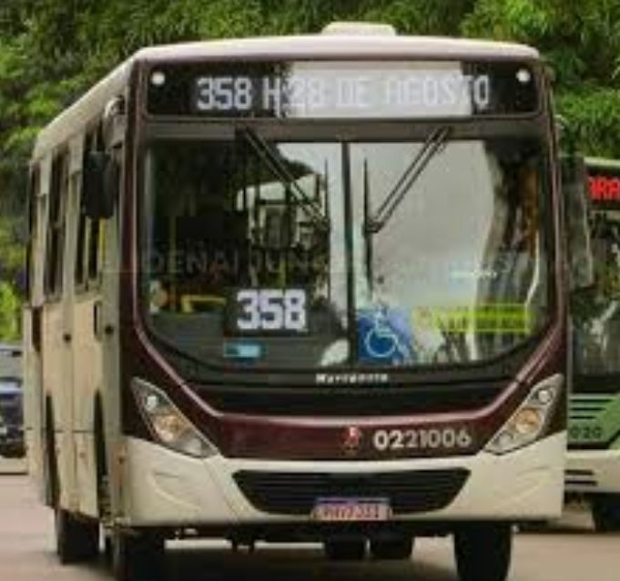 Dupla é espancada após tentar atirar em passageiros de ônibus em Manaus