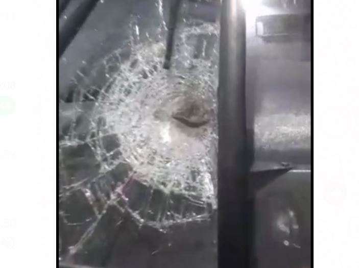 Criminosos atacam ônibus com passageiros a pedradas na AM-010