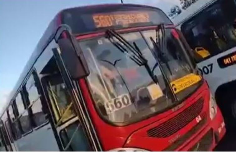 Mulher é ferida a faca durante assalto a ônibus em Manaus