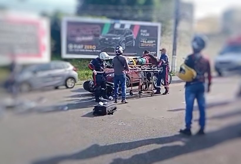 Motociclista sofre fratura exposta durante acidente no Adrianópolis
