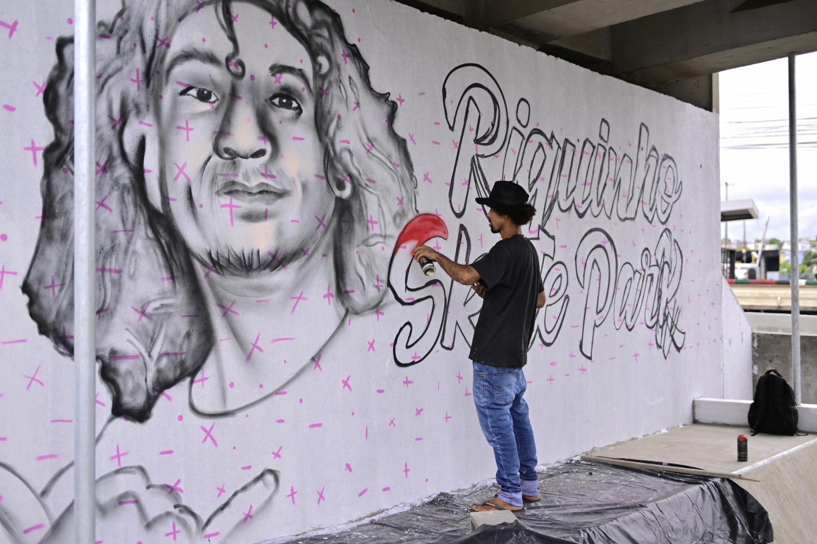 Arte urbana chama a atenção no viaduto Rei Pelé após pichações 