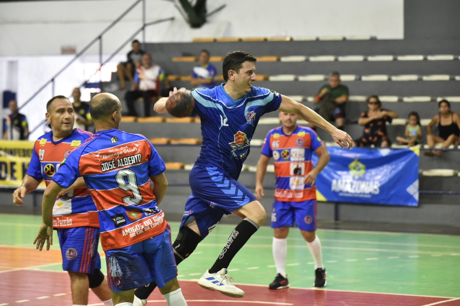 Taça Manaus de Handebol Master reúne 300 atletas no Ginásio Renné Monteiro