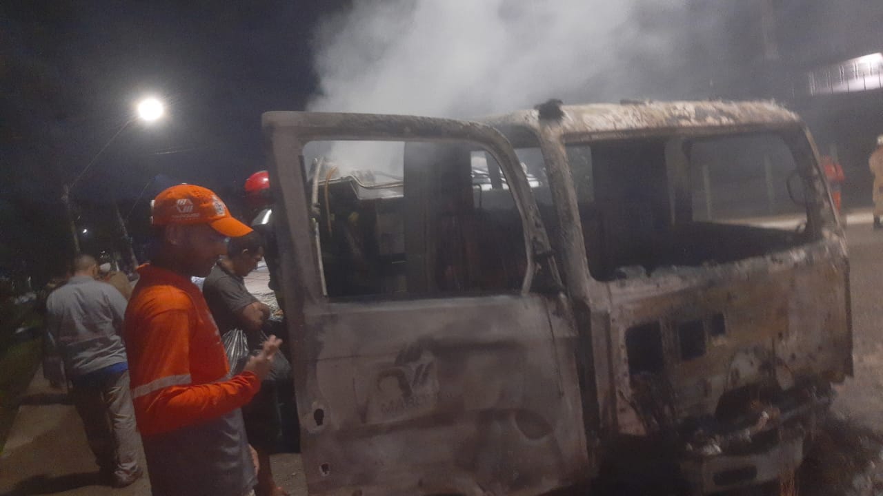 Coletor de lixo é roubado e incendiado por bandidos em Manaus