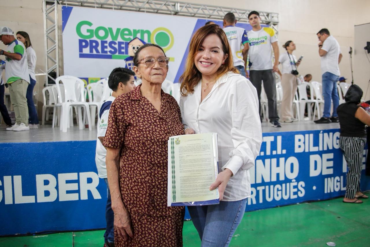 Moradora do Educandos recebe título definitivo após mais de 40 anos