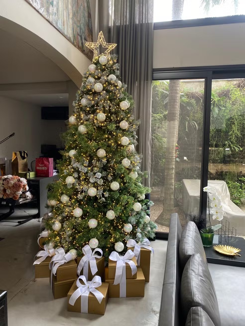 Árvore de Natal de Gkay tem 3 metros de altura e galhos importados